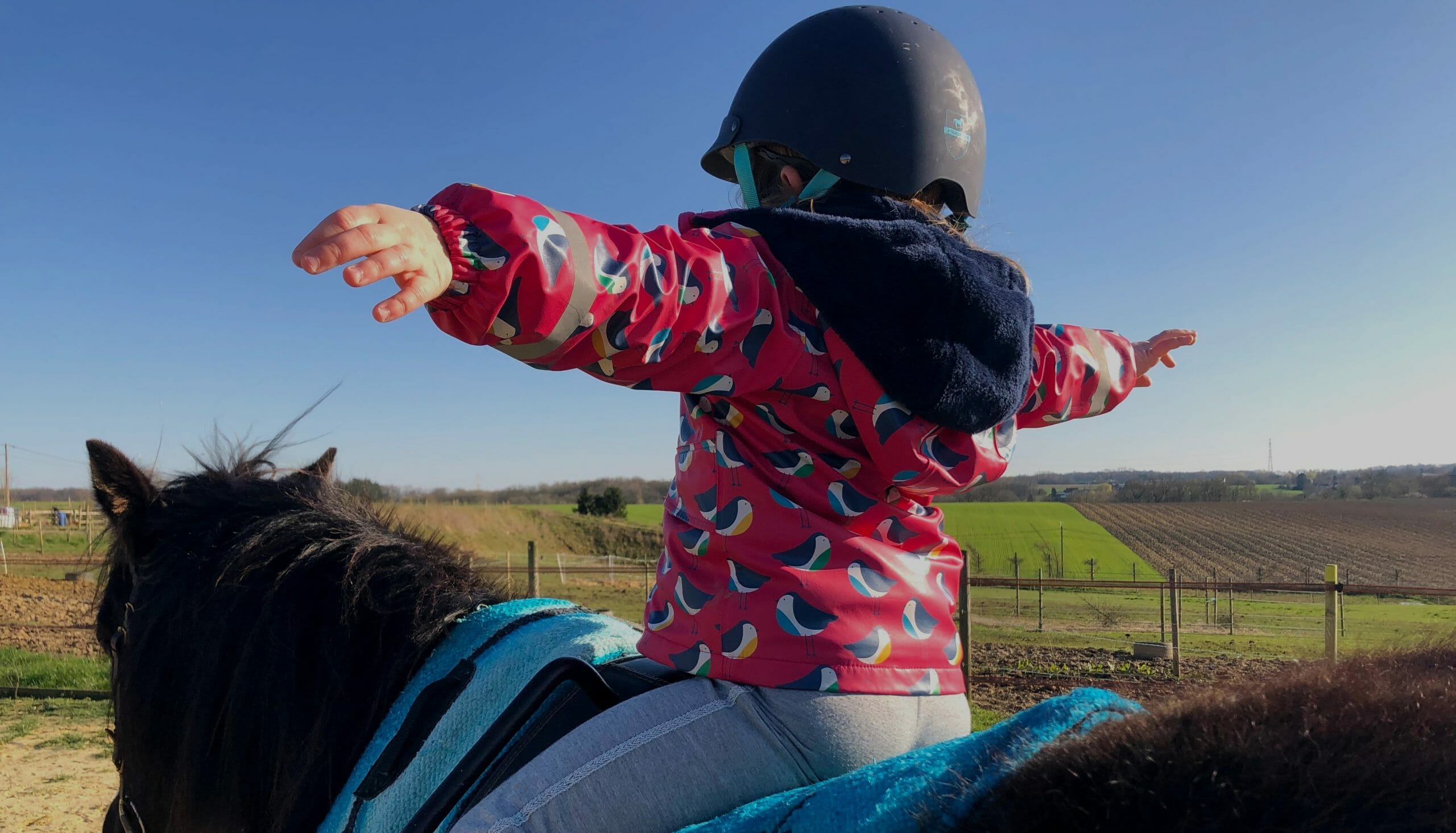 Enfant à poney dans les prairies de Bothey